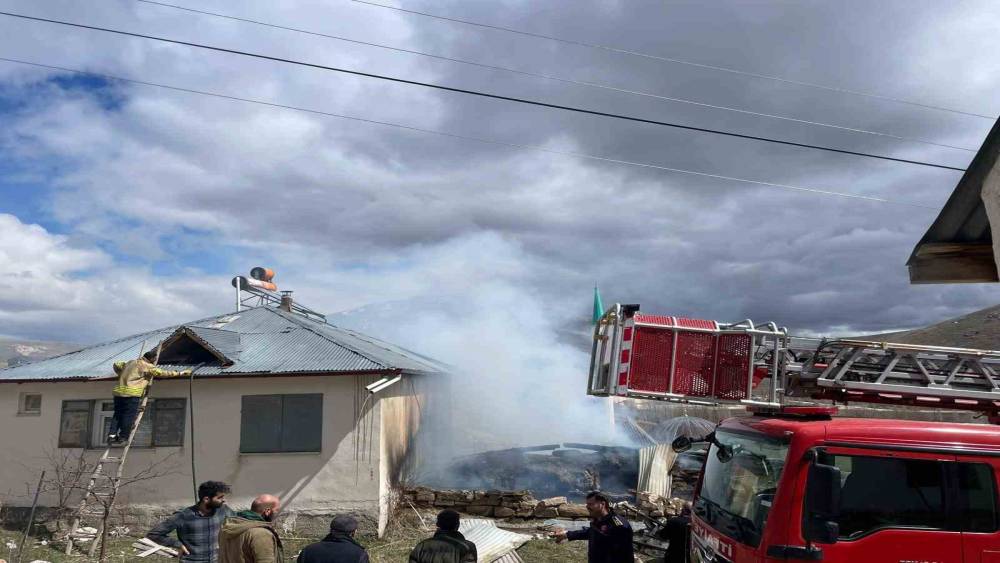 Ahırda &ccedil;ıkan yangın eve sı&ccedil;ramadan s&ouml;nd&uuml;r&uuml;ld&uuml;
