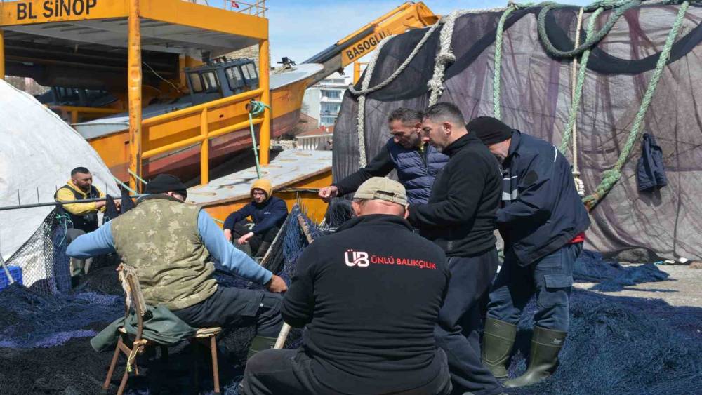 Karadenizli balık&ccedil;ılar sezon sonunda ağlarını onarıyor
