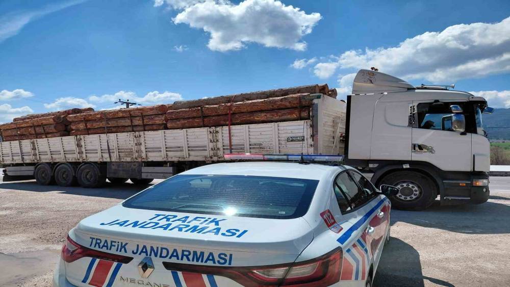 Bolu&rsquo;da fazla tonajlı tomruk taşıyan kamyon s&uuml;r&uuml;c&uuml;s&uuml;ne para cezası kesildi
