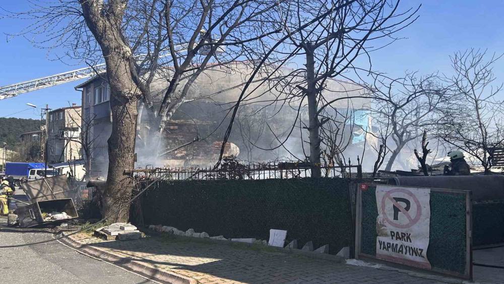 &Uuml;mraniye&rsquo;de korkutan yangın: Hurdalık alan kullanılamaz hale geldi
