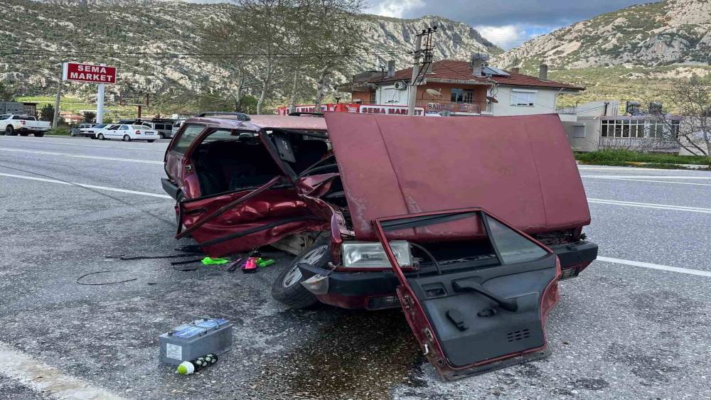 Akseki&rsquo;de iki otomobil &ccedil;arpıştı: 3 yaralı
