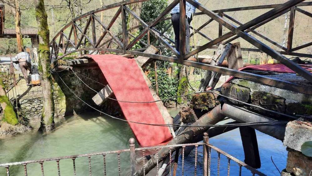 Sakarya&rsquo;da dere &uuml;zerindeki asma k&ouml;pr&uuml; &ccedil;&ouml;kt&uuml;: 2 hafif yaralı
