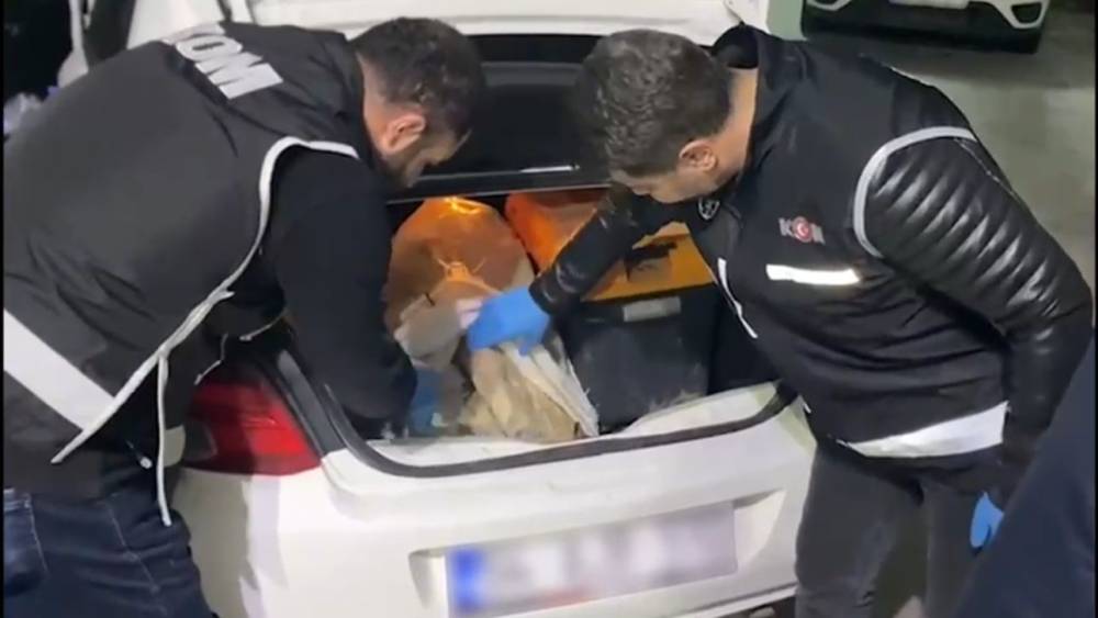 Edirne&rsquo;de yurt dışına ka&ccedil;ırılmak istenen 2 bin yıllık heykel ele ge&ccedil;irildi
