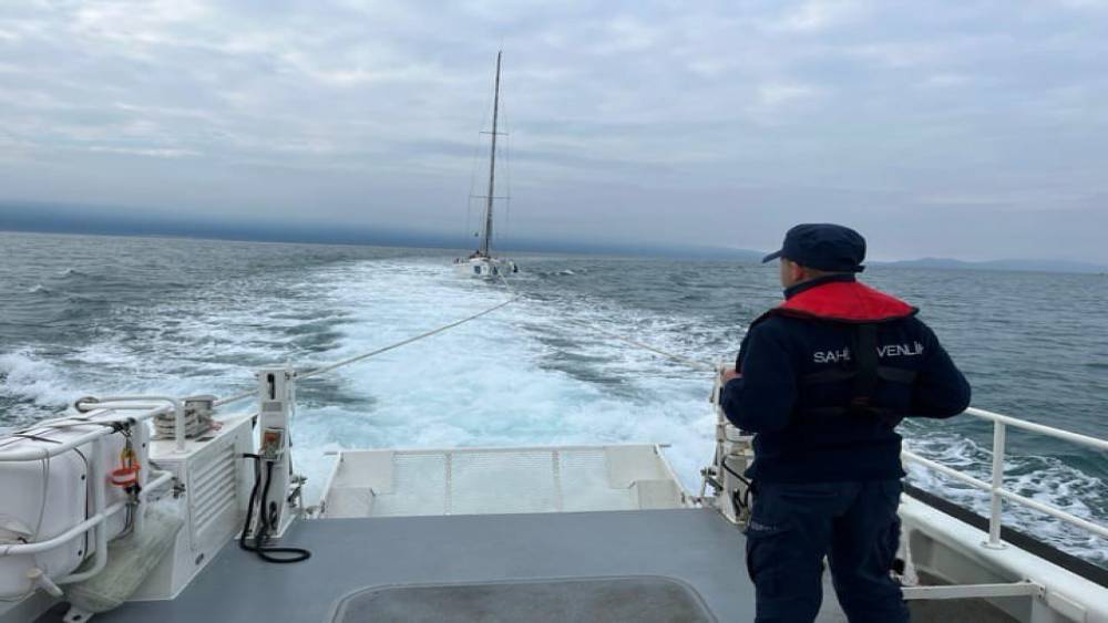Kuşadası a&ccedil;ıklarında motoru bozulan tekne kurtarıldı
