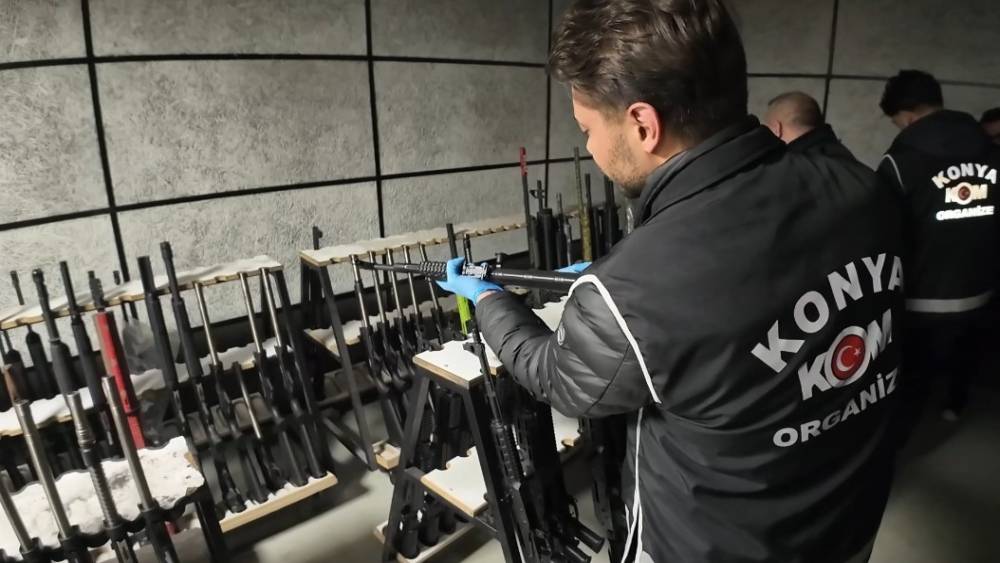 Konya&rsquo;da &ccedil;ok sayıda yerli &uuml;retim makineli t&uuml;fek ve tabanca ele ge&ccedil;irildi, 11 kişi g&ouml;zaltına alındı
