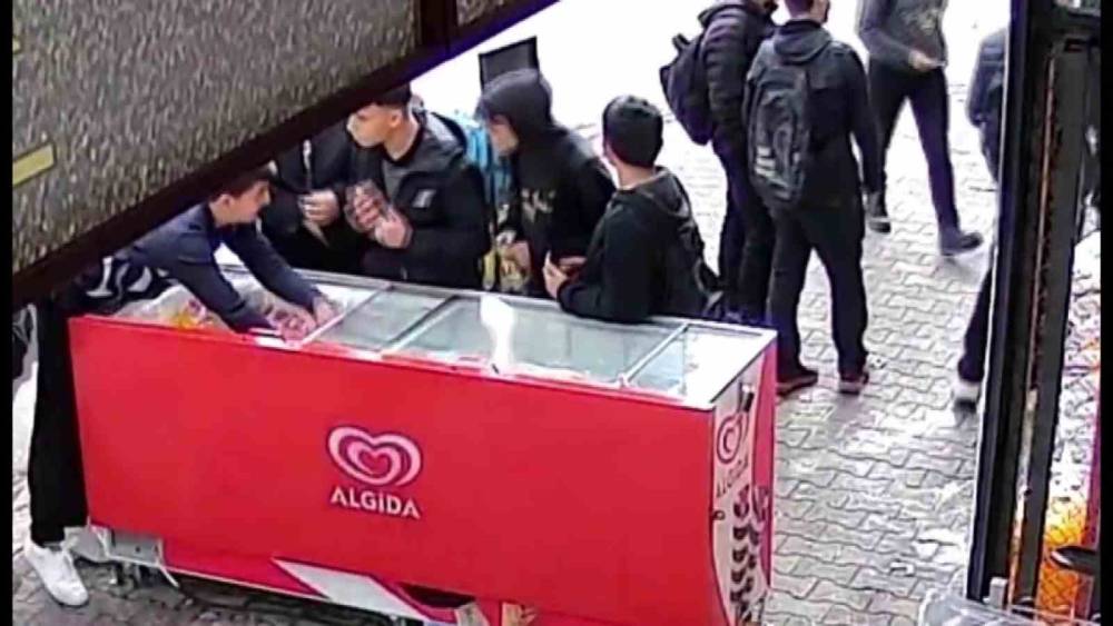 &Ouml;ğrenciler dondurmaları montlarına gizleyip &ccedil;aldı
