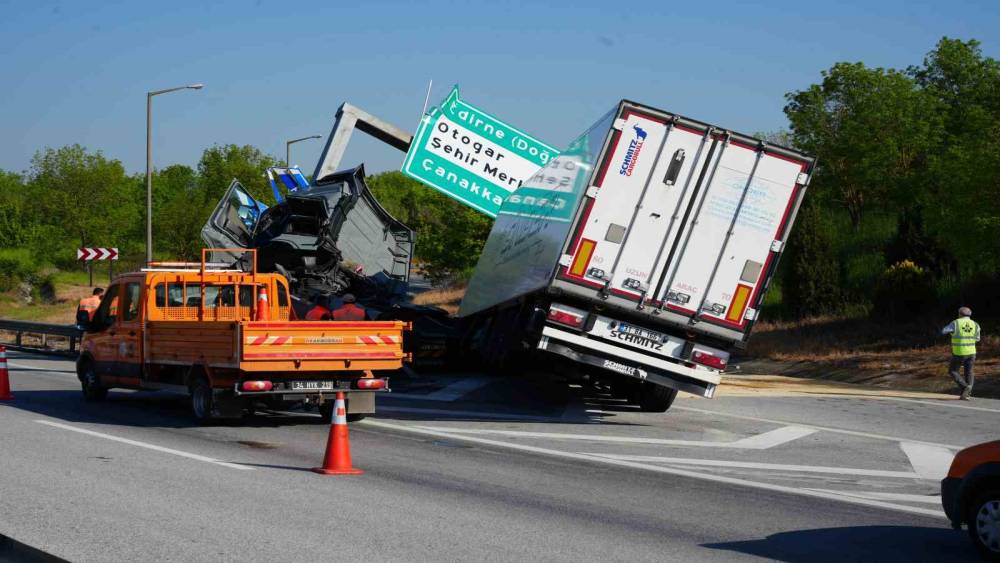 Edirne&rsquo;de tır y&ouml;n tabelasına &ccedil;arptı: S&uuml;r&uuml;c&uuml; yaralandı
