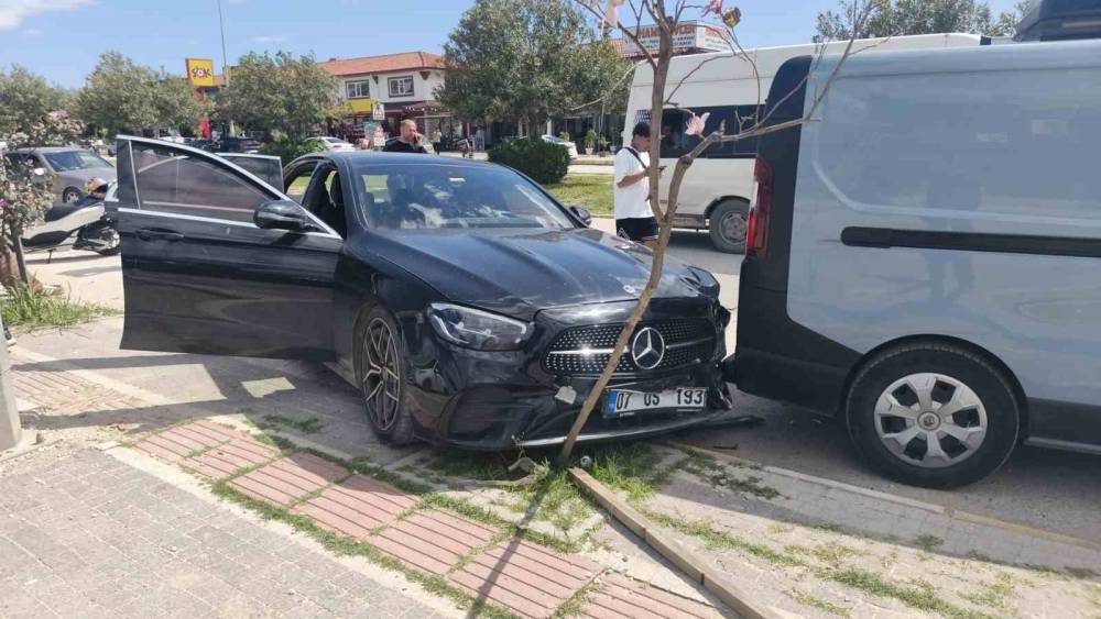 Antalya&rsquo;da minib&uuml;s park halindeki araca &ccedil;arptı: 4 yaralı
