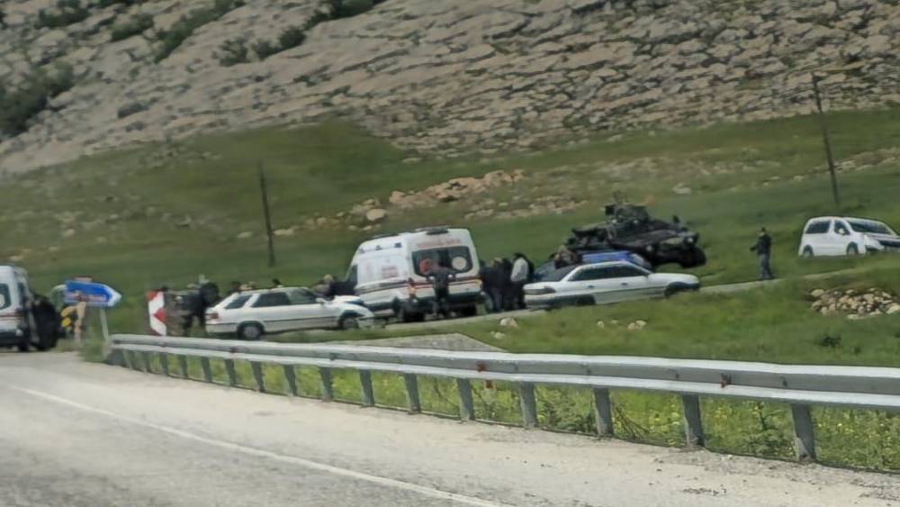 Diyarbakır&rsquo;da mezuniyet kutlamasına giden &ouml;ğrenciler kaza yaptı: 6 yaralı

