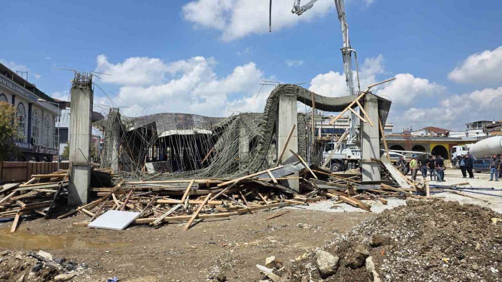 İnşatta beton d&ouml;k&uuml;l&uuml;rken kalıp &ccedil;&ouml;kt&uuml;: 1 iş&ccedil;i yaralandı
