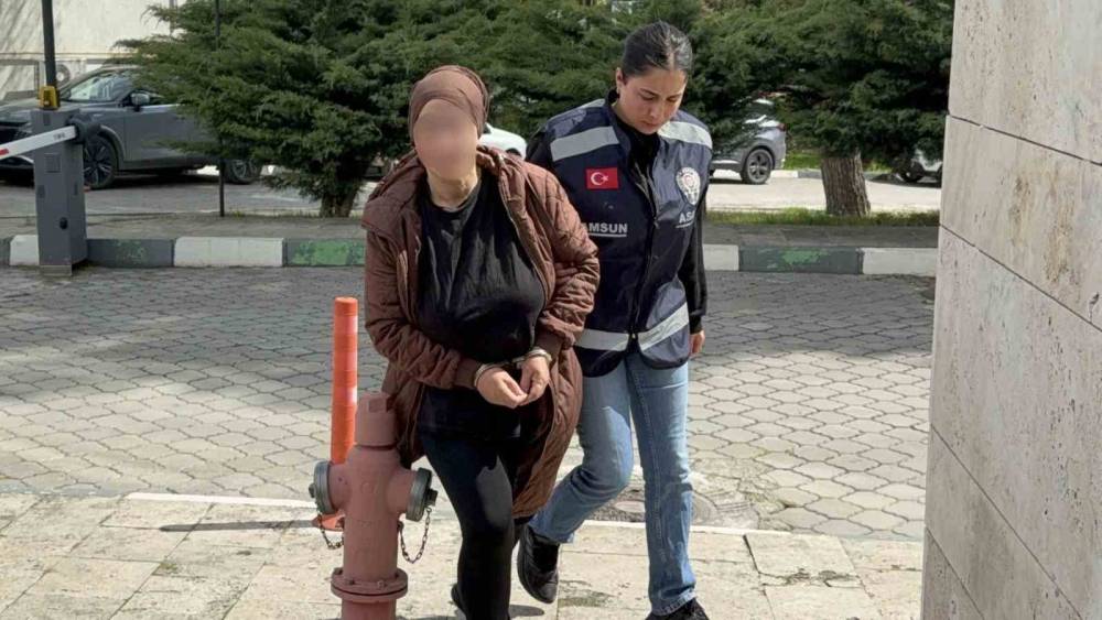 Yeğeninin altınlarını &ccedil;alıp kendine otomobil alan teyze tutuklandı
