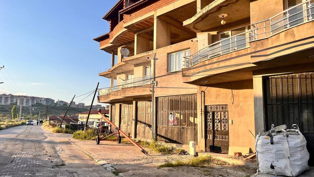 Tır kablolara takıldı: Direkler devrildi, facia ucuz atlatıldı
