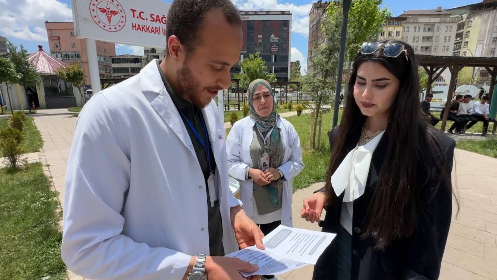 Y&uuml;ksekova&rsquo;da sağlık ekiplerinden &rsquo;sokakta sigarayı bırakma&rsquo; seferberliği
