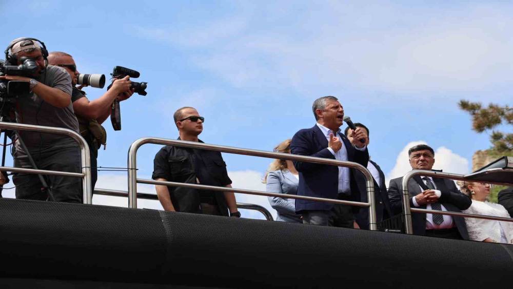 &Ouml;zg&uuml;r &Ouml;zel: "CHP&rsquo;nin se&ccedil;ilmiş genel başkanıyım, beni seven yarın sandığa gitsin"
