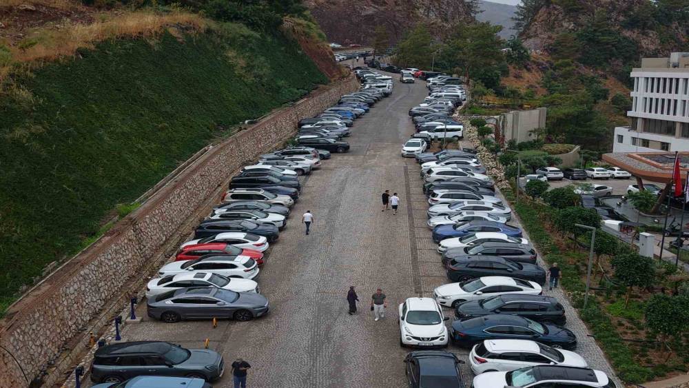 (BEKLEYECEK PAZARTESİ) Marmaris&rsquo;te dikkat &ccedil;eken tablo: Otellerde doluluk sorunu yaşanırken bu tesisin kapısında ara&ccedil; kuyruğu oluştu
