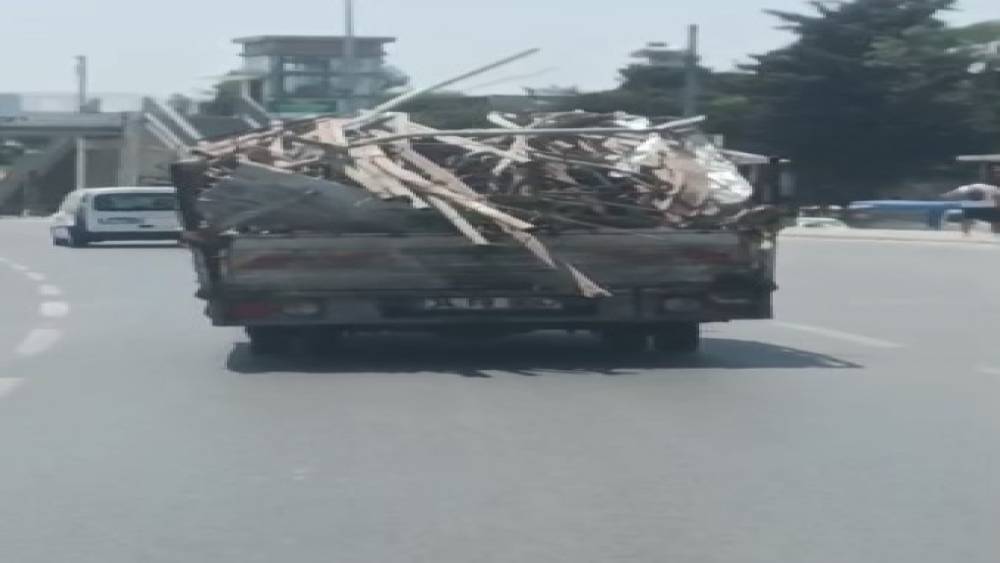 Demir y&uuml;kl&uuml; kamyonetin tehlikeli yolculuğu kamerada
