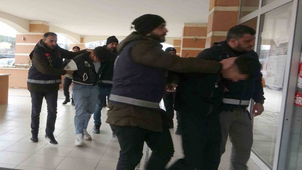 &Ouml;ld&uuml;rd&uuml;kleri kişi i&ccedil;in başsağlığı dilediler: "&Ccedil;ok pişmanız" diyerek tahliyelerini istediler

