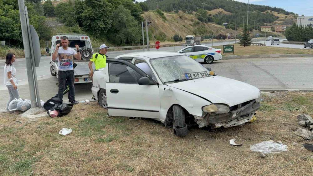 Otomobilin ref&uuml;je &ccedil;ıktığı kaza maddi hasarla atlatıldı
