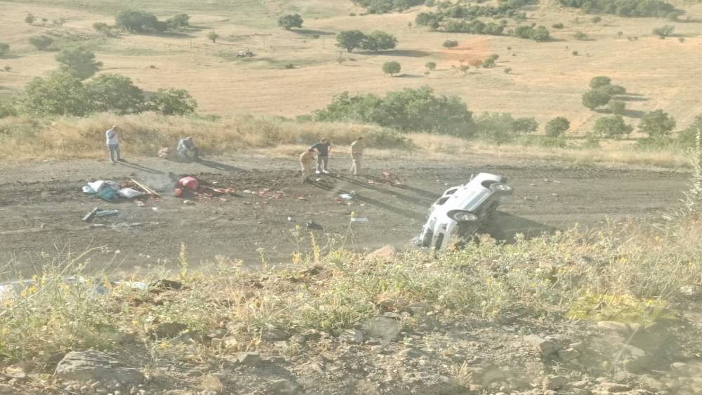 Kamyonet şarampole yuvarlandı: 4 yaralı
