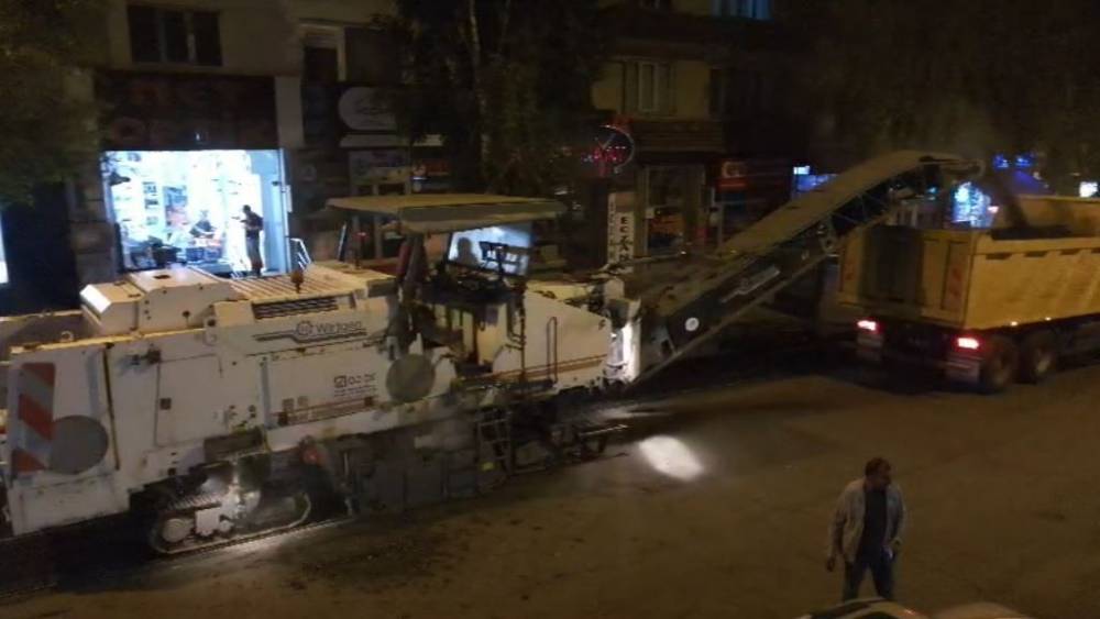Belediye ekipleri yeni asfalt i&ccedil;in eski asfaltı s&ouml;k&uuml;yor
