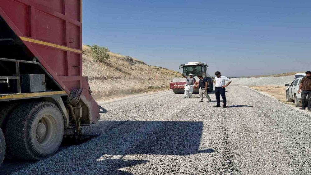Ak&ccedil;adağ Belediyesi asfalt mesaisini s&uuml;rd&uuml;r&uuml;yor
