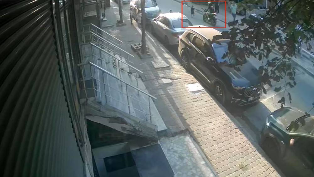 K&uuml;&ccedil;&uuml;k&ccedil;ekmece&rsquo;de yolun karşısına ge&ccedil;en 5 yaşındaki &ccedil;ocuğa motosiklet &ccedil;arptı
