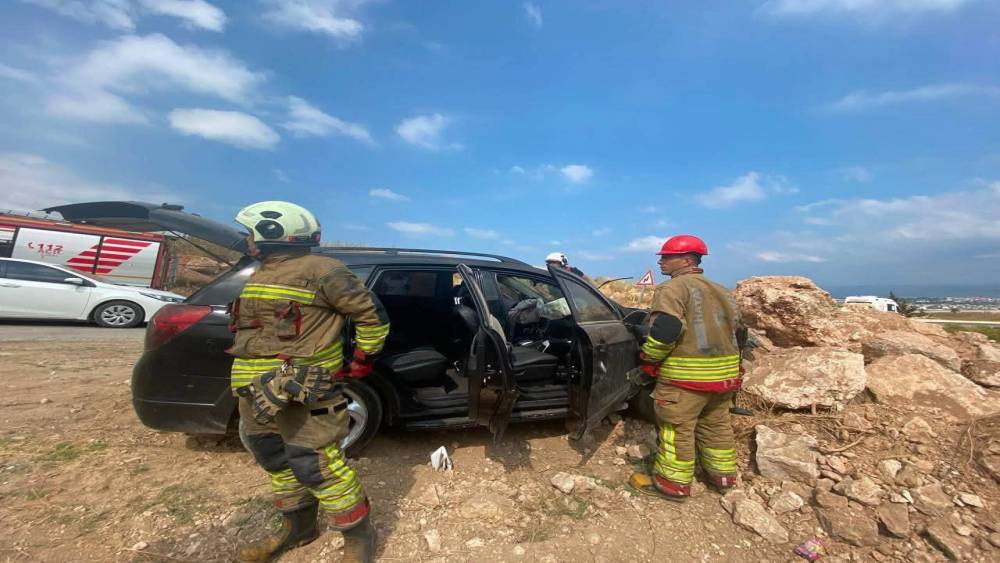 İskenderun&rsquo;da kayalıklara &ccedil;arpan otomobilin s&uuml;r&uuml;c&uuml;s&uuml; yaralandı
