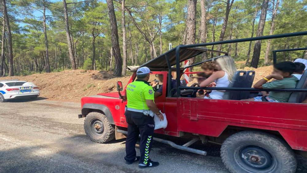 Marmaris&rsquo;te cip safari ara&ccedil;larına denetimde yakalanan alkoll&uuml; s&uuml;r&uuml;c&uuml;ye işlem uygulandı
