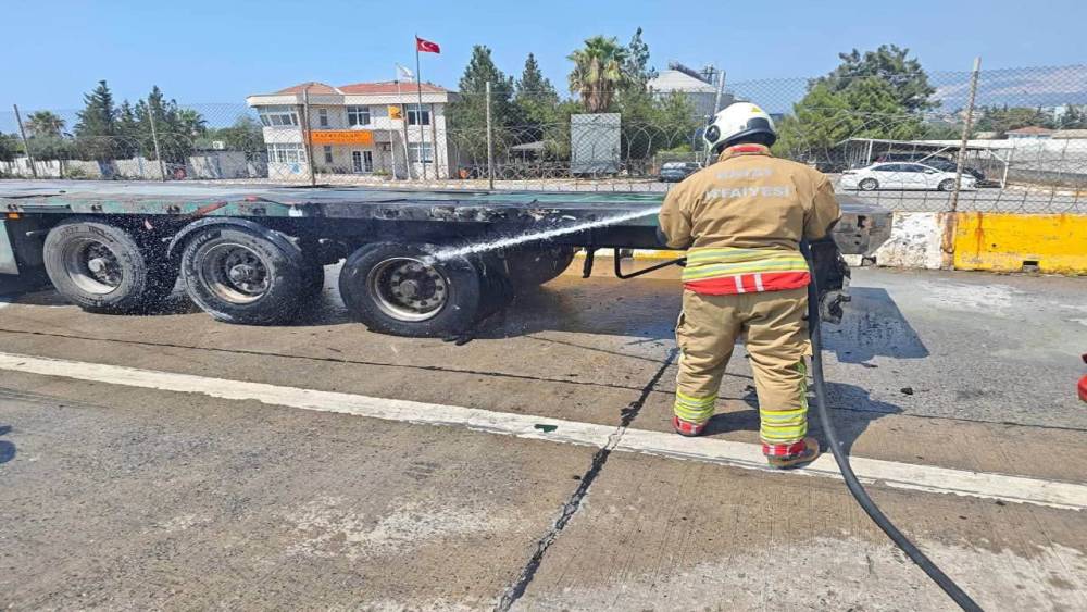 İskenderun&rsquo;da tırın lastiğinden alevler y&uuml;kseldi
