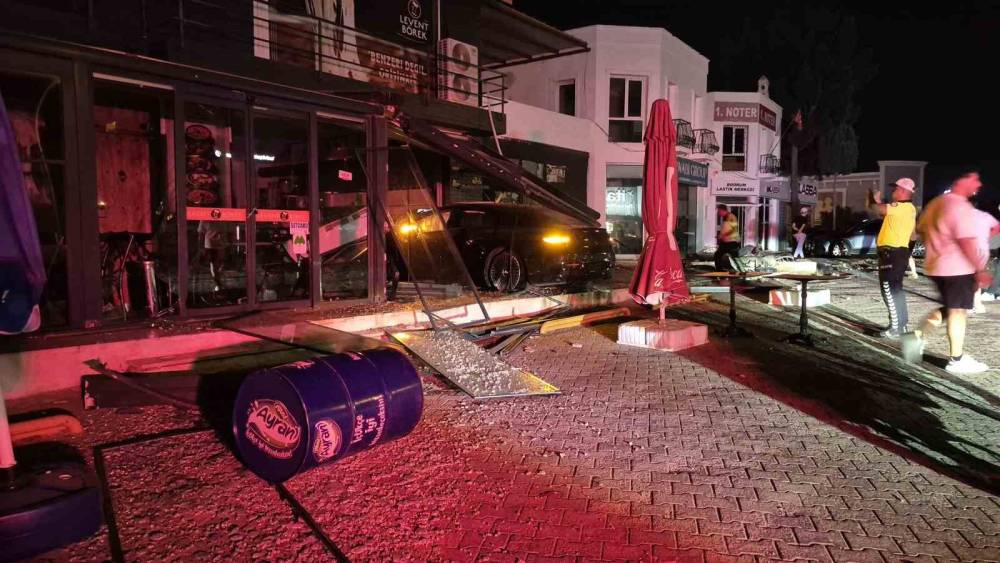 Otomobil b&ouml;rek&ccedil;iye girdi: 2 yaralı

