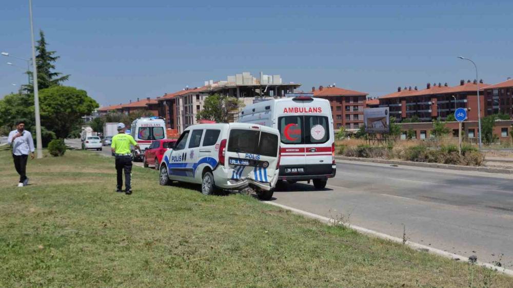 Kaza yerindeki polis aracına otomobil &ccedil;arptı: 1&rsquo;i polis 1&rsquo;i bek&ccedil;i toplam 6 yaralı
