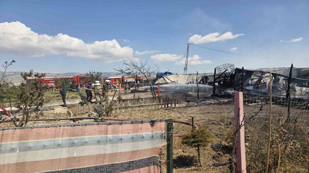 Ankara&rsquo;da 3 ev alevlere teslim oldu
