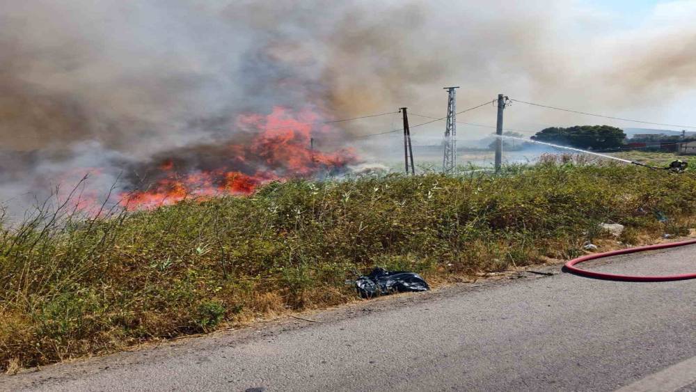 Burhaniye&rsquo;de ot yangını trafiği etkiledi
