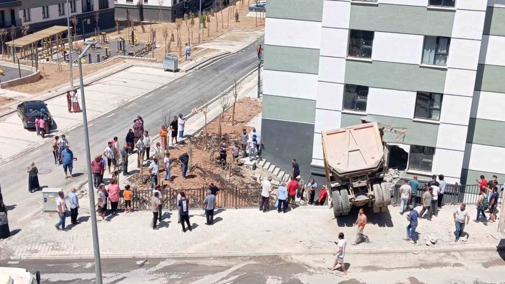 Kontrolden &ccedil;ıkan hafriyat kamyonu apartmanın bah&ccedil;e duvarına &ccedil;arptı: 1 yaralı
