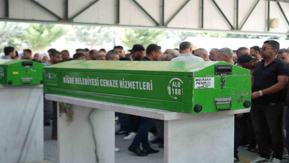 Takla atan otomobildeki gen&ccedil; hayatını kaybetti
