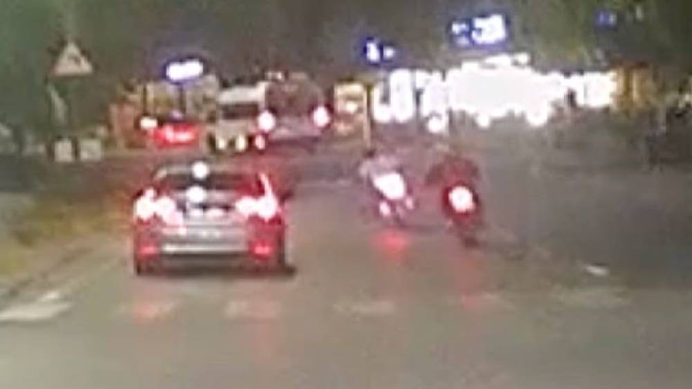 Otomobil ile 2 motosiklet yarış yaparak trafiği tehlikeye d&uuml;ş&uuml;rd&uuml;
