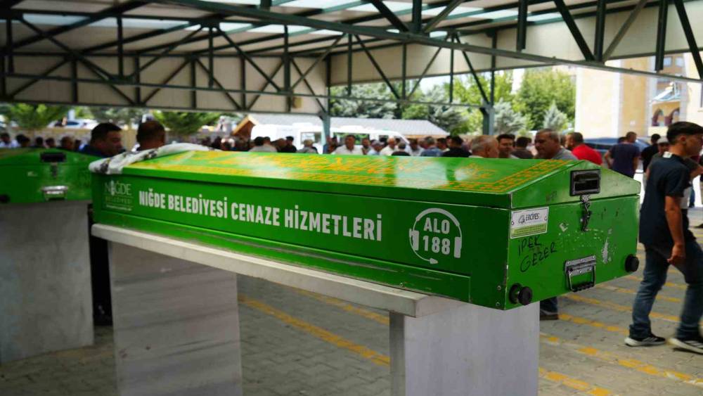 Niğde&rsquo;de otomobilde &ouml;l&uuml; bulunan kadın son yolculuğuna uğurlandı
