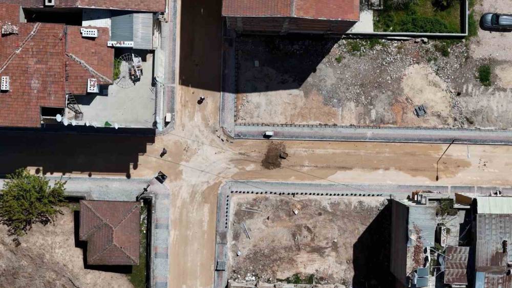 Elazığ&rsquo;da mahallelerde yol ve kaldırım yenileme &ccedil;alışması
