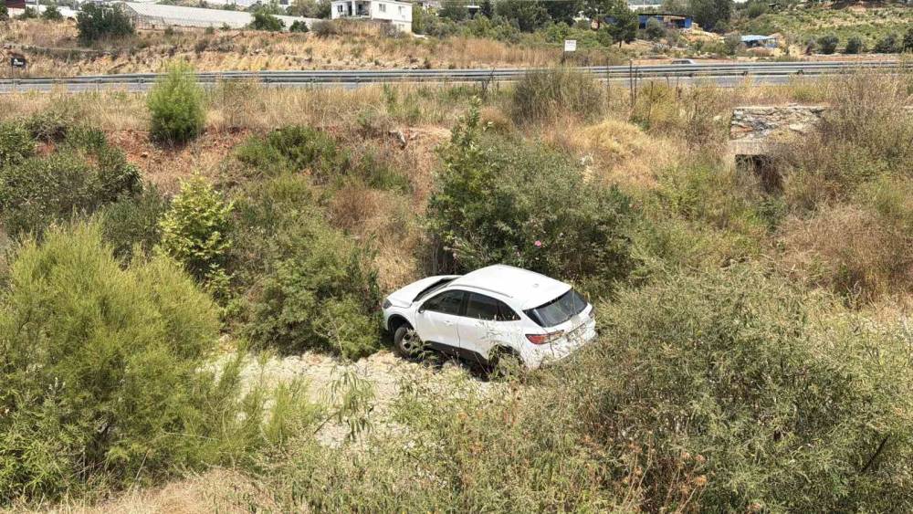 Antalya&rsquo;da otomobil dereye u&ccedil;tu: 1 yaralı

