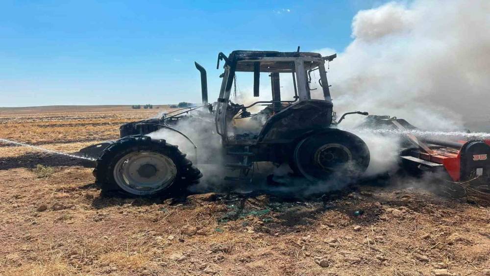 Kulu&rsquo;da yanan trakt&ouml;r kullanılamaz hale geldi
