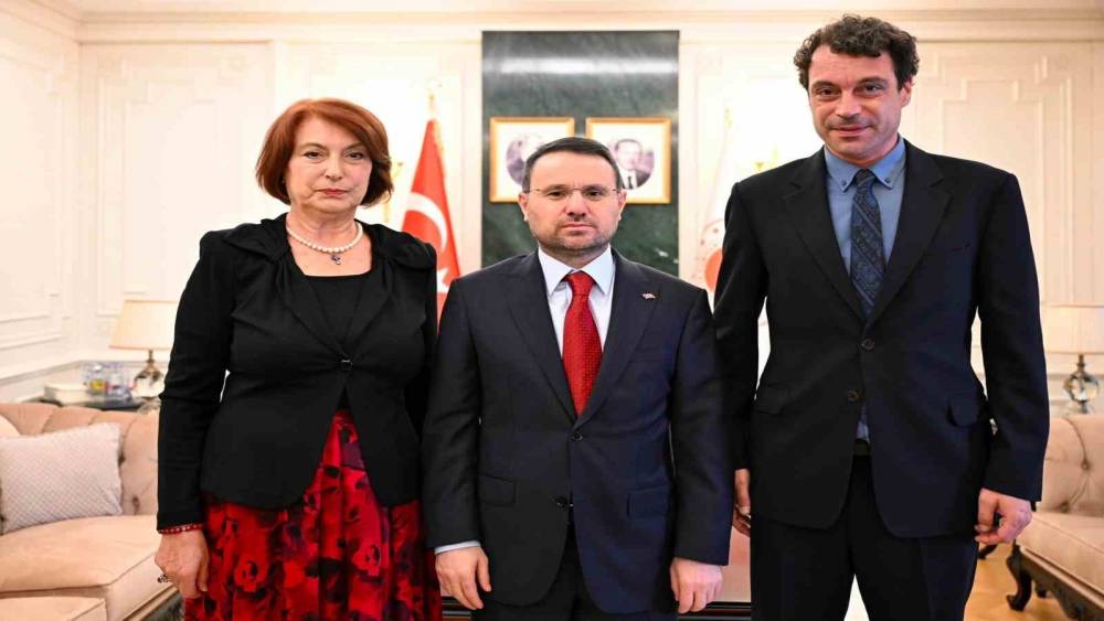 Adalet Bakanı G&uuml;rlek, 33 yıl &ouml;nce &ouml;ld&uuml;r&uuml;len gazeteci Uğur Mumcu&rsquo;nun ailesi ile bir araya geldi
