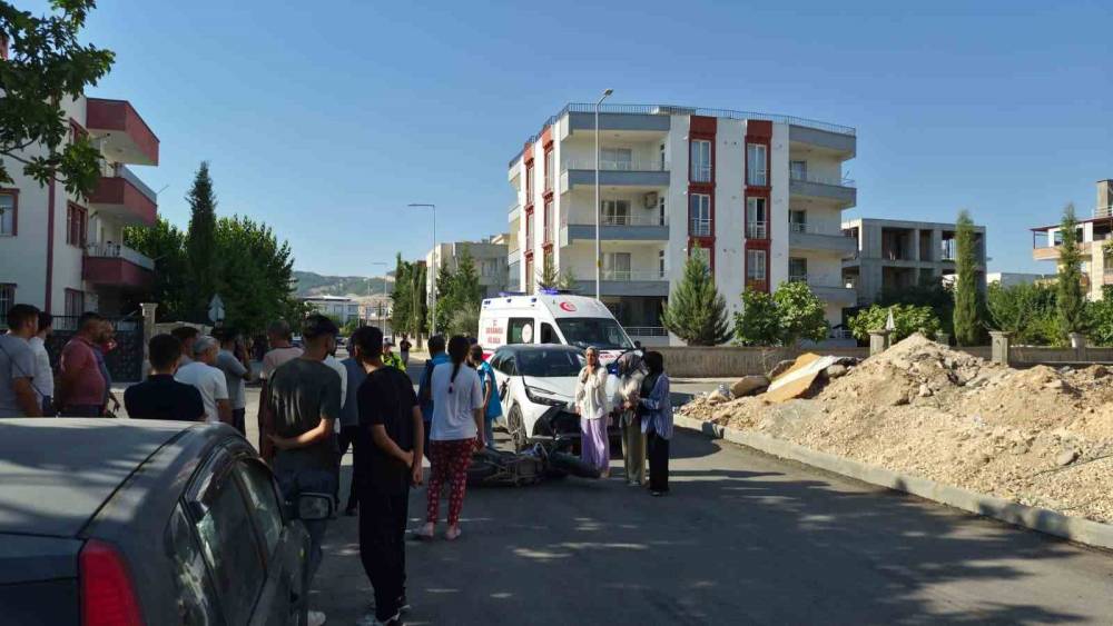 Otomobil ile motosiklet &ccedil;arpıştı: 2 yaralı
