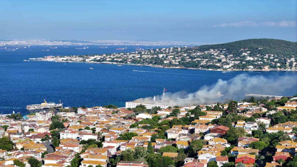 Heybeliada Deniz Harp Okulu&rsquo;ndaki yangına m&uuml;dahale s&uuml;r&uuml;yor
