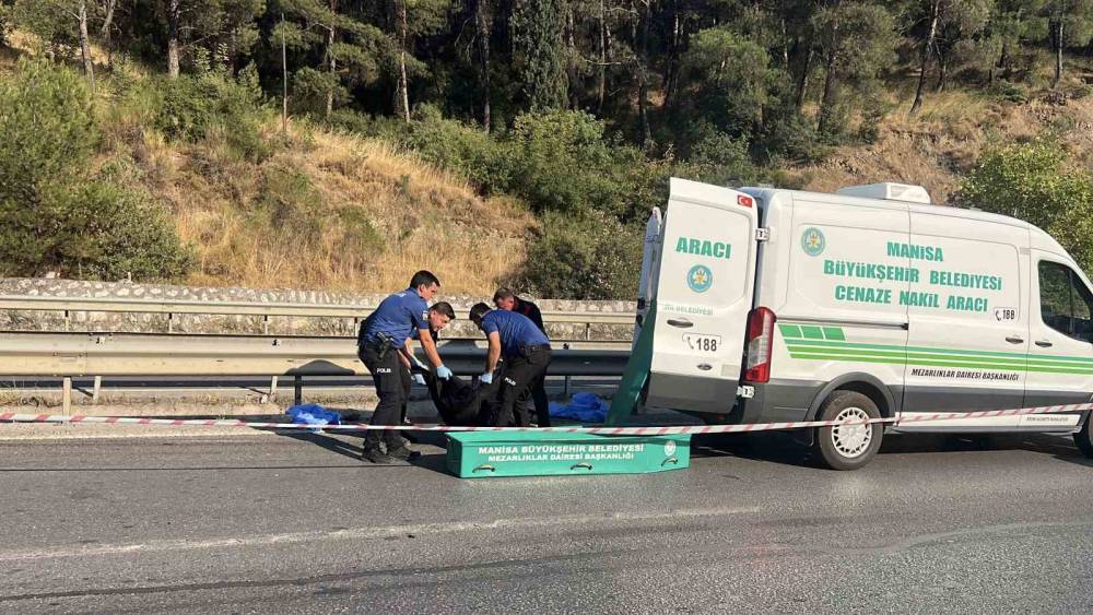 Manisa&rsquo;da motosiklet bariyerlere &ccedil;arptı, s&uuml;r&uuml;c&uuml; hayatını kaybetti
