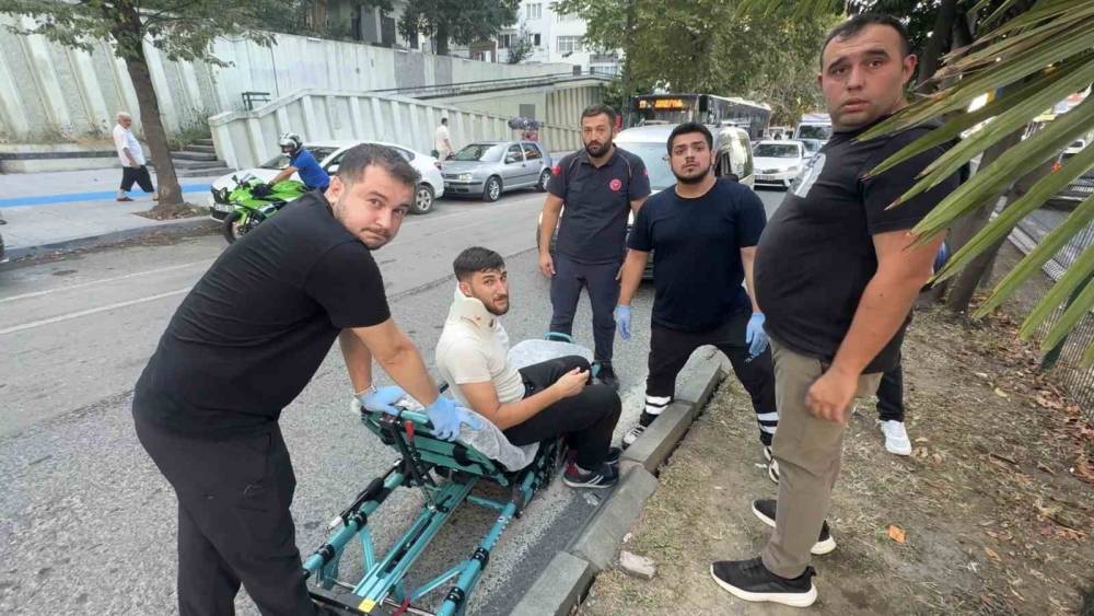 Hafif ticari ara&ccedil; ile motosiklet &ccedil;arpıştı: 1 yaralı
