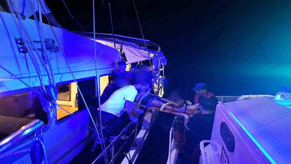 Ticari yatta yaralanan vatandaşa tıbbi tahliye
