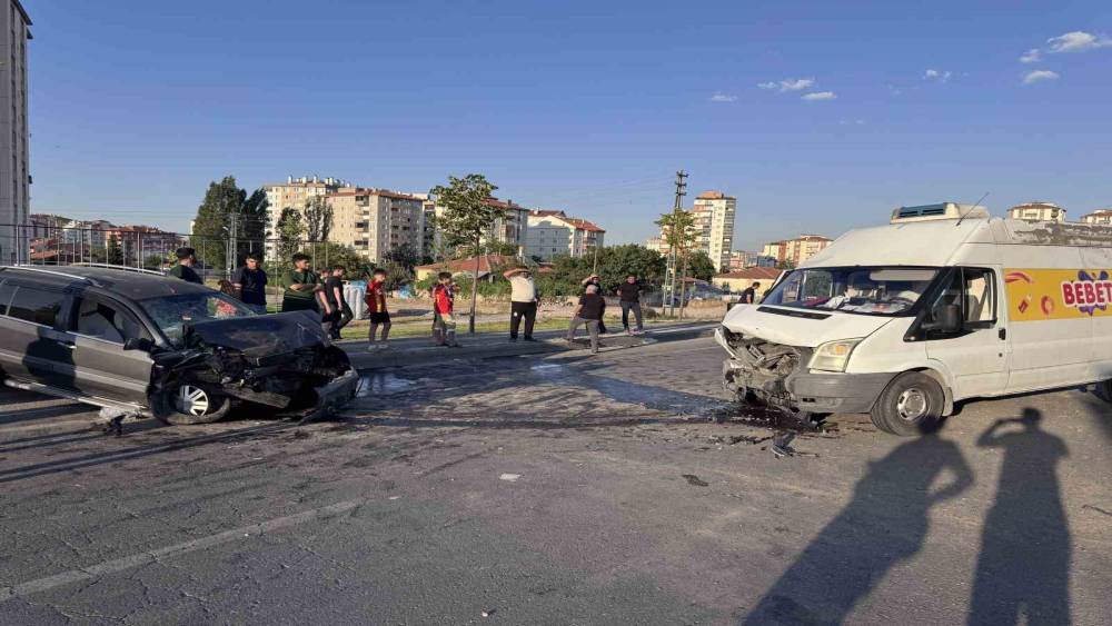 Karşı şeride ge&ccedil;en otomobil ticari ara&ccedil;la kafa kafaya &ccedil;arpıştı: 1&rsquo;i ağır 2 yaralı
