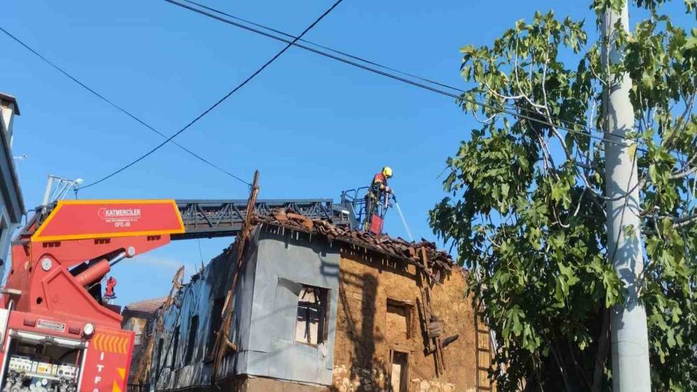 Bandırma&rsquo;da yanan ev kullanılamaz hale geldi
