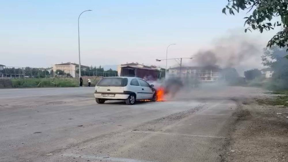 D&uuml;zce&rsquo;de otomobil yangını b&uuml;y&uuml;meden s&ouml;nd&uuml;r&uuml;ld&uuml;
