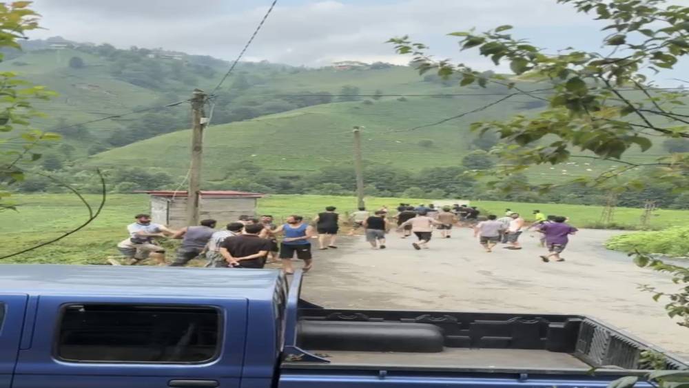 Mevsimlik &ccedil;ay iş&ccedil;ileri arasında sıra kavgası
